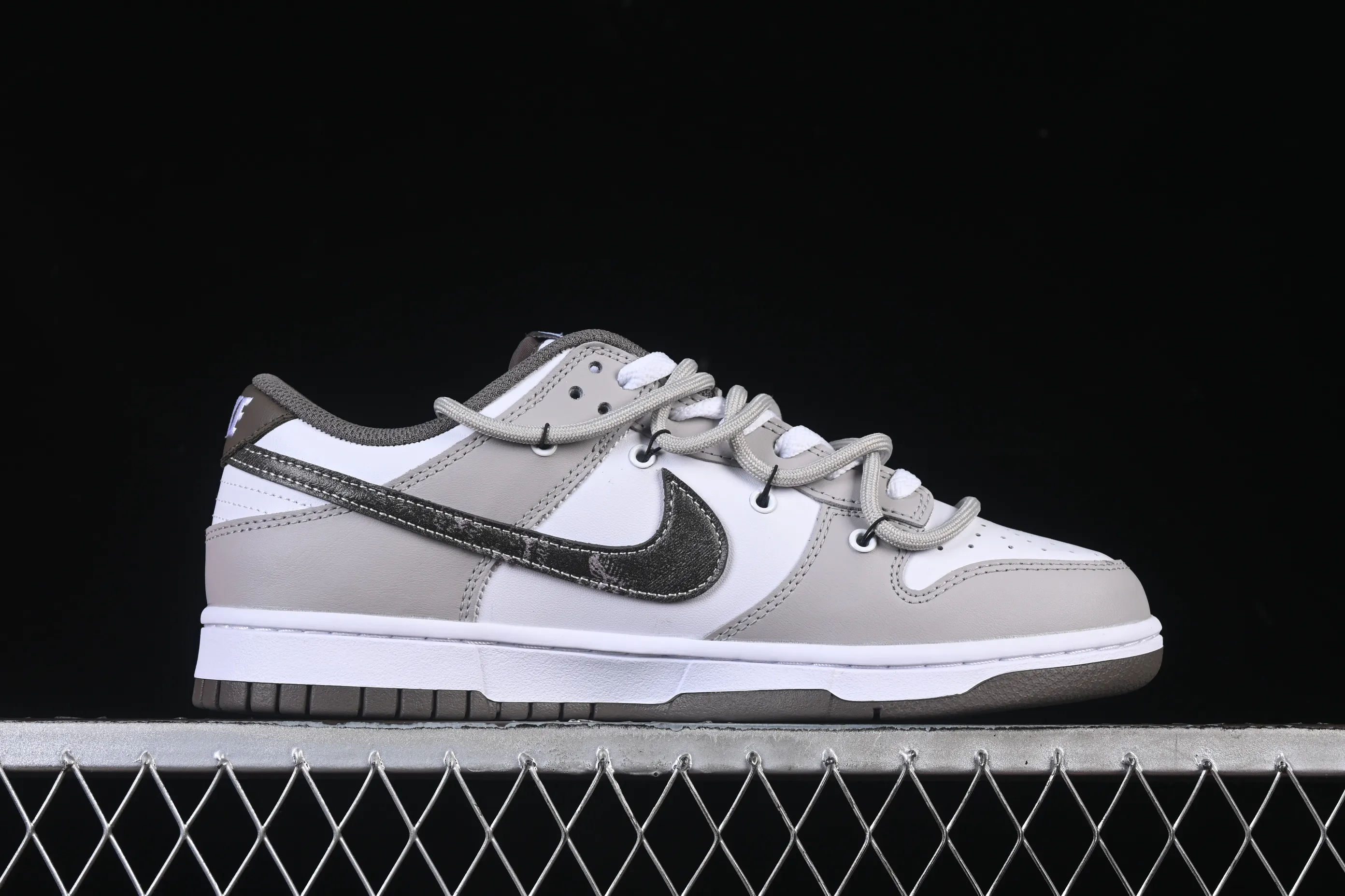 All Categories Nk SB Dunk Series Nk SB Dunk Low High-end Customized Low-top Shoes Nike SB Dunk Low "Just Do It" Straps Anniversary High-end Customized Low-top Casual Shoes HF5441-111